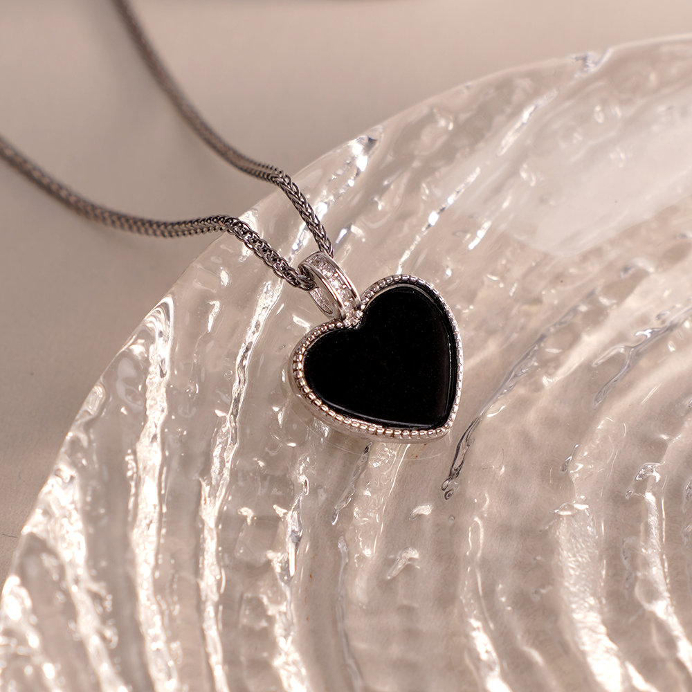 Mocui heart-shaped pendant