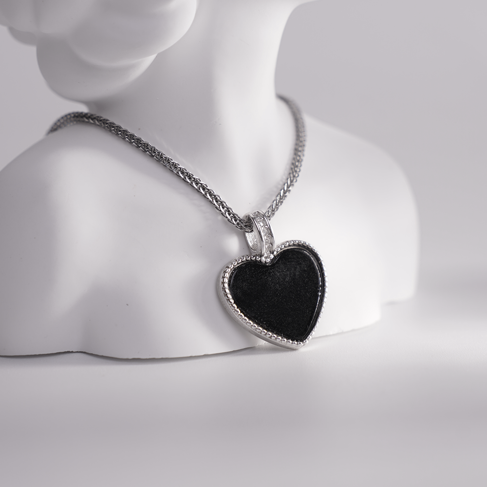 Mocui heart-shaped pendant